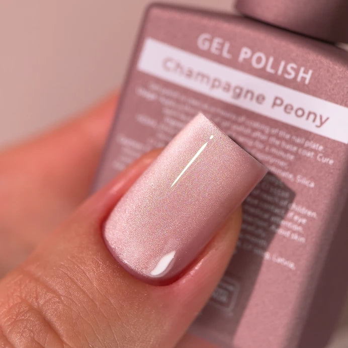 HEYLOVE Cat's Eye Gel Polish CHAMPAGNE PEONY 15 ml – cat eye nail against the bottle
