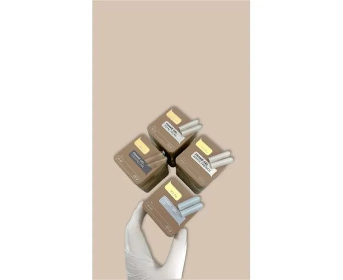 Hand holding a box of HEYLOVE Frame Gels