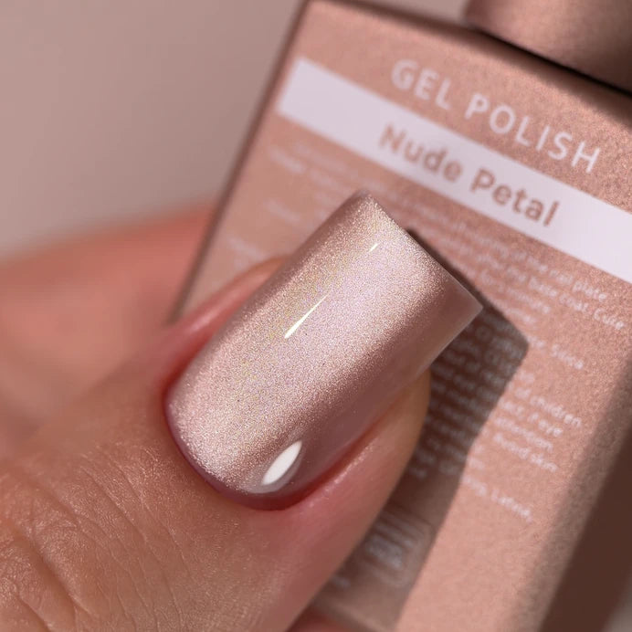 HEYLOVE Cat's Eye Gel Polish NUDE PETAL 15 ml – cat eye nail against the bottle