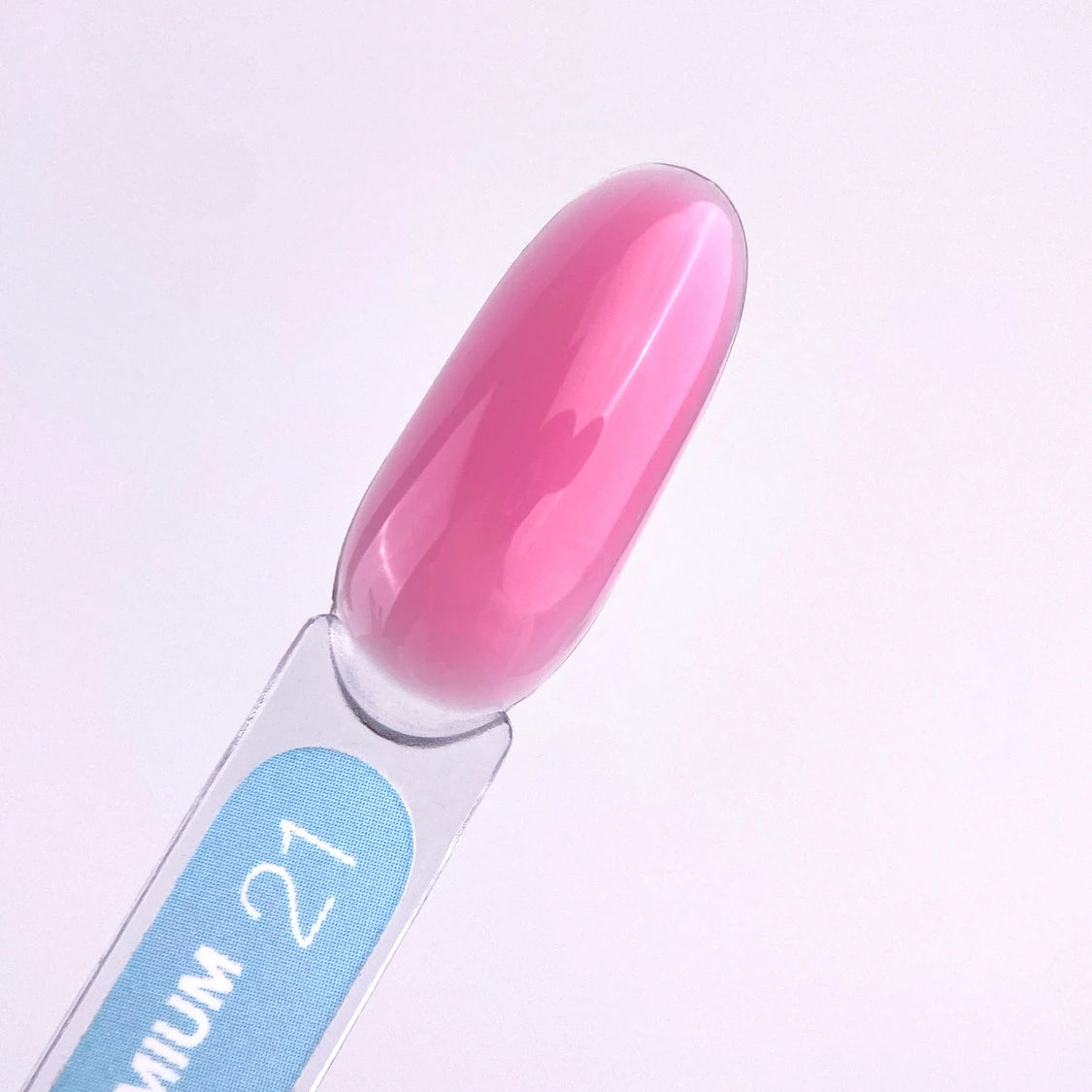 LUNA Premium Gel 21 – swatch on a nail tip
