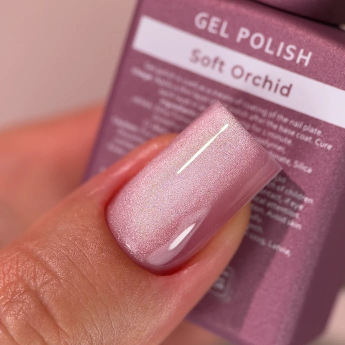 HEYLOVE Cat's Eye Gel Polish SOFT ORCHID 15 ml – cat eye nail against the bottle